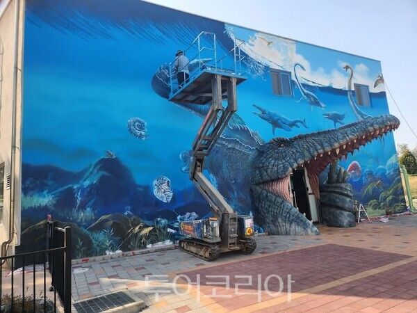 해남공룡박물관 도색 작업 모습. /사진-해남군