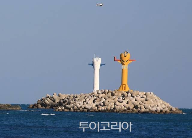 대변항의 마징가등대와 태권브이등대로 불리는 장승등대 ⓒ문일식 여행작가