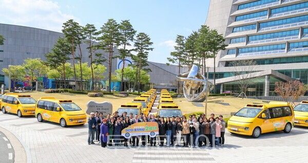 한수원이 15일 경주 본사에서 ʻ안심카 플러스ʼ 차량 전달식을 열고, 전국 아동복지시설에 어린이 통학차량 24대를 전달했다. /사진-한수원