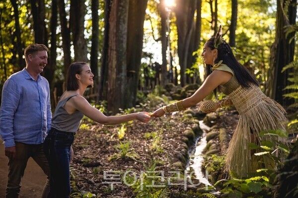 로토루아에서 마오리 문화를 체험하는 관광객 ©Miles Holden&nbsp;