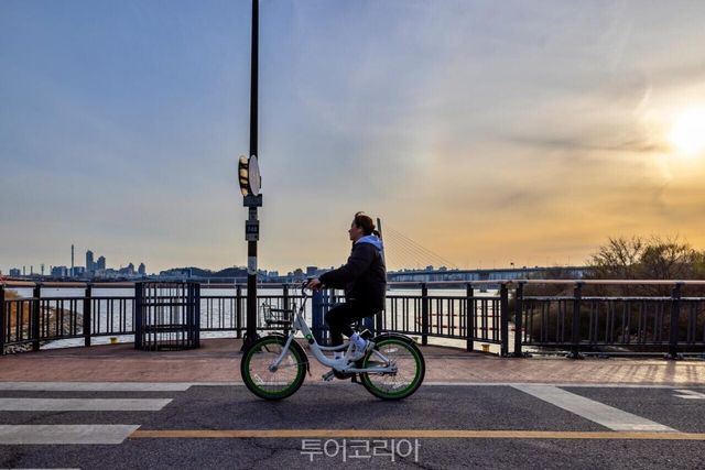 "(사진16) 중랑천 라이딩코스" "(사진12) 한강망원지구 라이딩" "(사진13) 망원시장 입구" "(사진14) 중랑천 장미공원 풍경" "(사진15) 월릉교 광장" /사진-서울관광재단