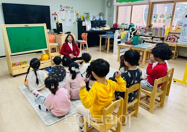 인천 동구가 지난해 인천 최초로 운영하고 있는 ‘원어민 영어교실 딜리버리 서비스’모습이다.