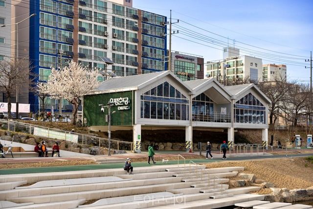 "(사진11) 불광천 라이딩" "(사진6) 불광천 자전거길" "(사진7) 불광천 야경" "(사진8) 불광천 벚꽃풍경" "(사진9) 불광천과 은평춘당" "(사진10) 은평춘당 마중벚꽃" /사진-서울관광재단