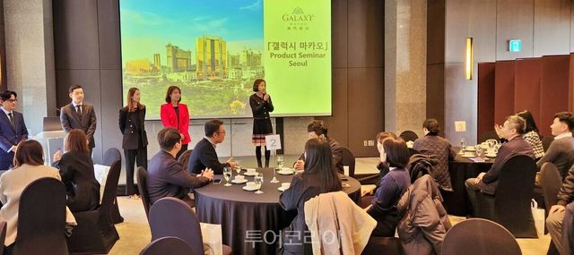 에브린 강(Evelyn Kang) 갤럭시 마카오 부사장이 환영사를 하며 팀원을 소개하고 있다.&nbsp;