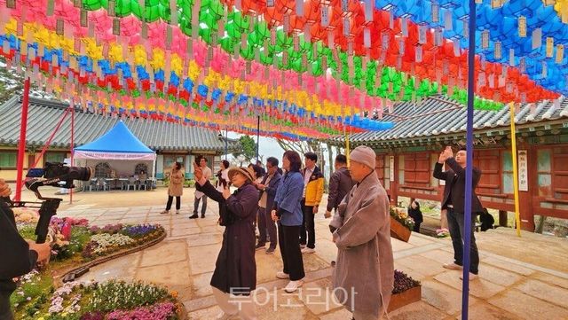 장미란 문체부 제2차관은 오늘(18일), ‘여행가는 봄’ 캠페인의 일환으로 인천 강화 지역의 전등사를 방문해 불교문화와 사찰의 역사적 의미에 대해 설명을 듣고 있다./사진-문체부