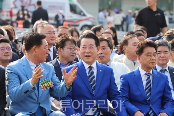 18일 전남 장성군 옐로우시티 스타디움에서 열린 제64회 전남도민체육대회 개회식에 참석한 김영록 전남도지사 등 내외빈들. /사진-이창식 기자
