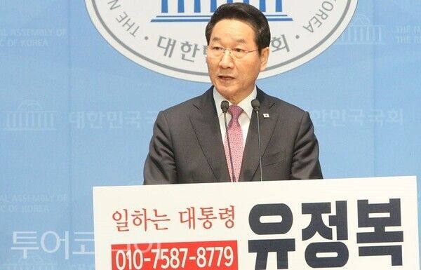 유정복(인천시장) 국민의힘 대선경선 후보가 16일 여의도 국회 소통관에서 기자회견을 열고 “윤석열 전 대통령을 집으로 ‘보’ 내드리고 이재 ‘명’을 정치권에서 ‘퇴’출시킵시다”라며 '윤보명퇴'를 호소하고 있다. 2025.04.16. / 투어코리아 이창호 기자