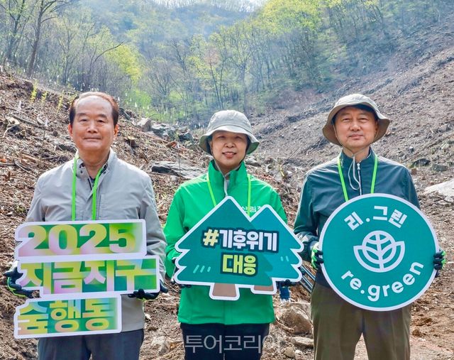 17일 경기도 용인시 처인구 이동읍 묵리 ‘제2호 현대백화점그룹 탄소중립의 숲’에서 장호진 현대지에프홀딩스 사장(사진 오른쪽), 강혜영 북부지방산림청장(사진 가운데), 허상만 사단법인 생명의숲 이사장(사진 왼쪽)이 기념 사진을 촬영하고 있다./사진-현대백화점