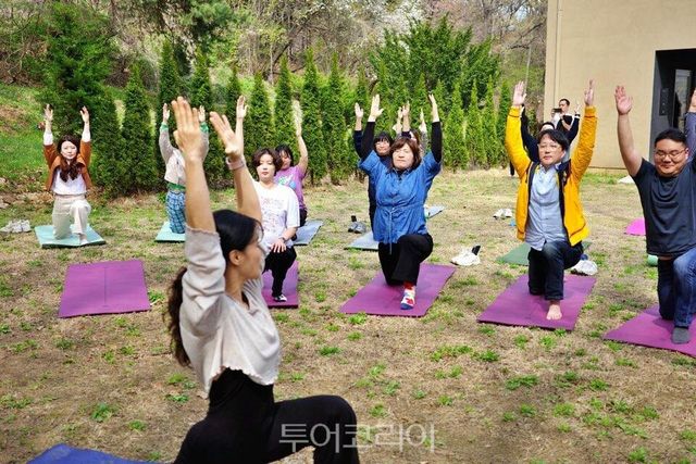장미란 문체부 제2차관은 오늘(18일), ‘여행가는 봄’ 캠페인의 일환으로 인천 강화 지역의 협동조합 청풍을 방문해 ‘잠시섬’ 프로그램의 요가와 싱잉볼을 체험하고 있다. /사진-문체부