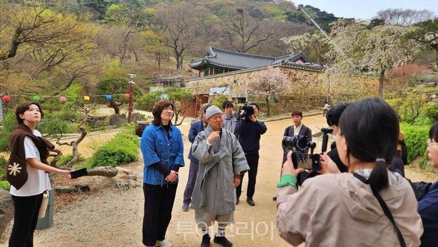 장미란 문체부 제2차관은 오늘(18일), ‘여행가는 봄’ 캠페인의 일환으로 인천 강화 지역의 전등사를 방문해 불교문화와 사찰의 역사적 의미에 대해 설명을 듣고 있다./사진-문체부