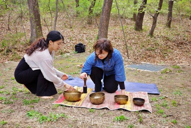 장미란 문체부 제2차관은 오늘(18일), ‘여행가는 봄’ 캠페인의 일환으로 인천 강화 지역의 협동조합 청풍을 방문해 ‘잠시섬’ 프로그램의 요가와 싱잉볼을 체험하고 있다. /사진-문체부