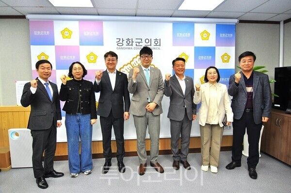 인천 서구의회 의원연구단체 제9차 우수사례 현장 견학을 마치고 강화군의회를 방문하여 도시농업 정책 방향 등에 대하여 환담 후 기념 촬영을 하고 있다.