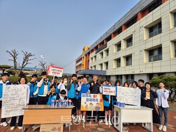 영광군은 지난 8일부터 17일까지 관내 8개 초·중·고등학교를 대상으로 ‘흡연·음주 폐해 예방 등굣길 캠페인’을 전개했다. /사진-영광군