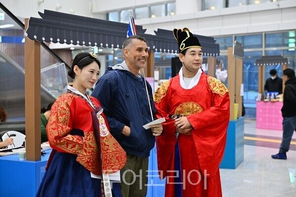 노르담호관광객들 기념사진 찍으며 추억남기기&nbsp;/사진=속초시