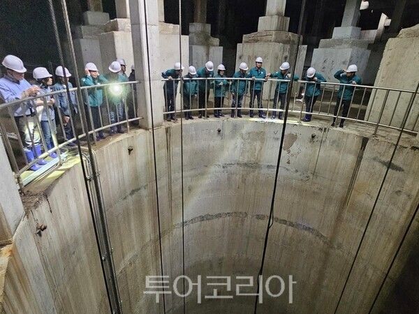 서울시의회 도시안전건설위원회 위원들은 지난 17일 대심도 빗물터널인 신월빗물저류배수시설을 방문, 가동 준비실태를 사전 점검하고 있다./사진=서울시의회.