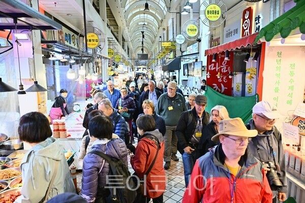 속초관광수산시장 찾은 노르담호 관광객들&nbsp;/사진=속초시