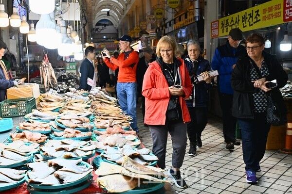 속초관광수산시장 찾은 노르담호 관광객들&nbsp;/사진=속초시