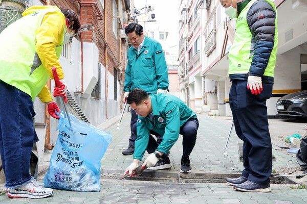 오언석 도봉구청장 봄맞이 대청소 참석 빗물받이 청소 모습(사진제공=도봉구청)