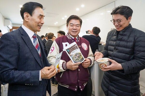 이필형(가운데) 동대문구청장 서울마음편의점 비치된 간편식품을 둘러보고 있다(사진제공=동대문구청)