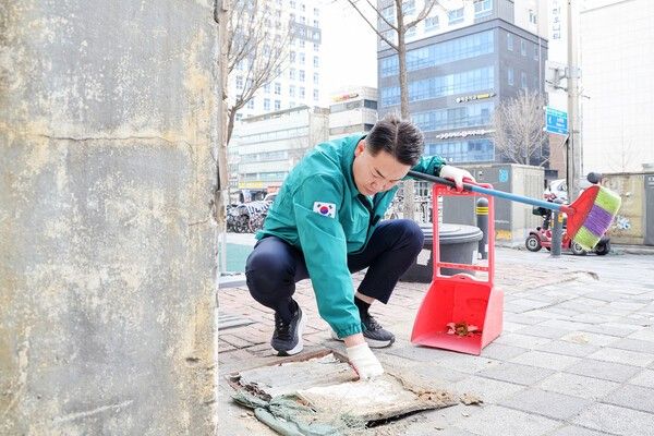 오언석 도봉구청장 봄맞이 대청소 참석 빗물받이 청소 모습(사진제공=도붕구청)