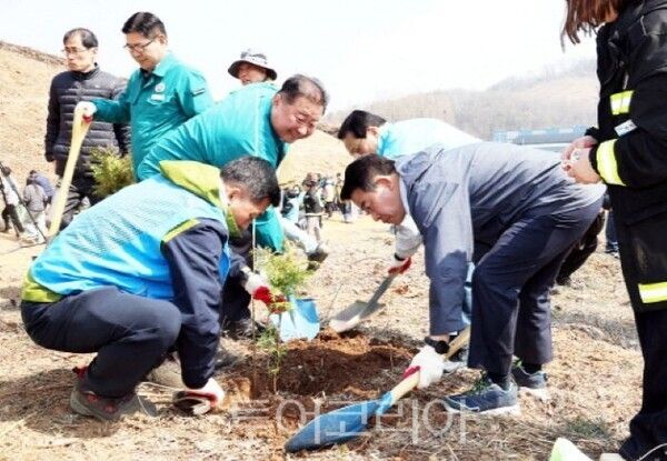 식목행사에서 나무 심는 김경일 파주시장(가운데)/투어코리아뉴스 정명달 기자