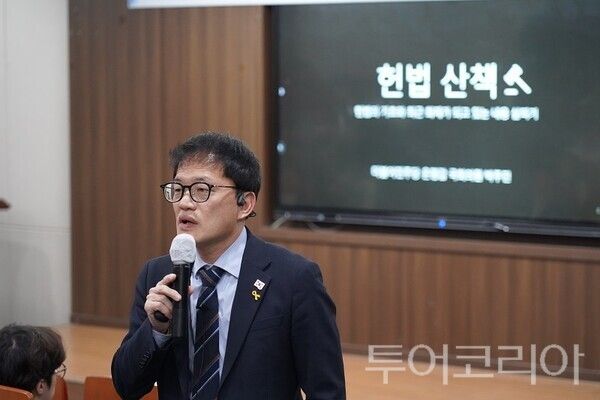 지난 3월 31일 오후 인천대학교 교수회관 3층 세미나실에서 열린 인천대 법학부 전공 진로특강 시리즈 2번 타자로 박주민 의원이 ‘헌법과 민주주의, 그리고 법조인의 모습’ 특강을 하고 있다.