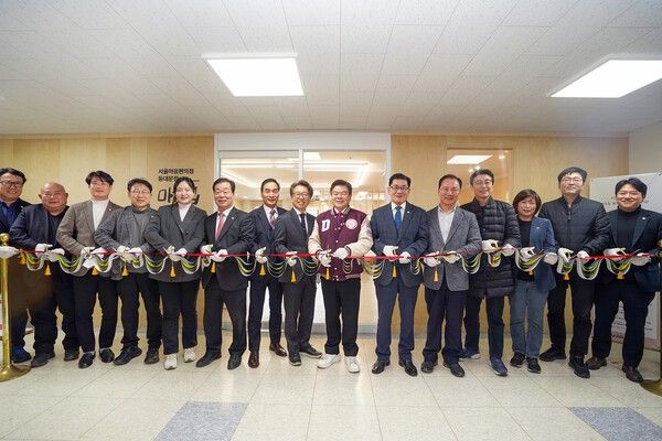 이필형 동대문구청장 서울마음편의점 동대문점 개소식 참석 테이프컷팅식 기념촬영 모습(사진제공=동대문구청)