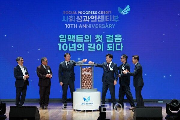 오영훈 제주도지사가 1일 ‘10년 뒤 꿈꾸는 나와 우리의 모습’을 주제로 한 타임캡슐 세리머니를 하고 있다. /사진-제주도