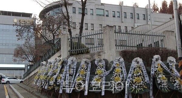 지난 10일 오전 김포시의회 정문 앞 김포시민 등이 보내온 조화가 나열되어 있다. 2024.12.10. / 투어코리아 이창호 기자