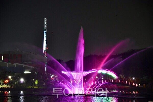김포시가 18일 하늘과 땅을 잇는 예술, 빛의 굴뚝 ‘미래를 여는 창’ 점등식을 개최하고 있다.