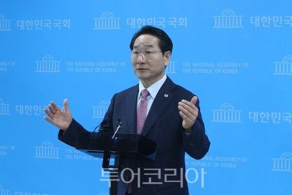 유정복(인천시장) 제21대 대통령선거 국민의힘 경선후보가 17일 오후 서울 여의도 국회 소통관에서 "청년세대를 위한 정책"을 발표하고 취재진의 질문에 답변하고 있다.2025.04.17. / 투어코리아 이창호 기자