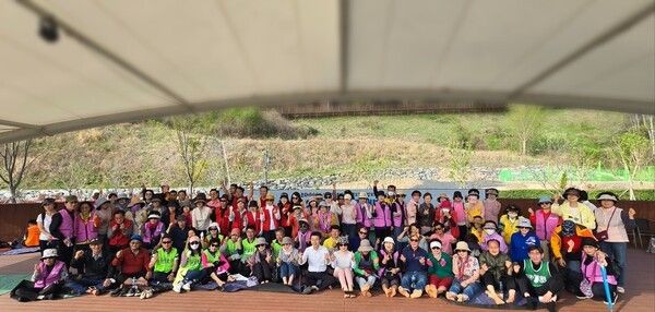 청도우리정신문화재단이 맨발걷기 행사를 개최하고 기념촬영 하고 있다./사진-청도군