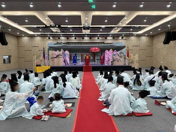 영주시가 개최하는 어린이 선비축제 프로그램중 하나인 조선시대 과거시험 재현 프로그램/사진-영주시&nbsp;
