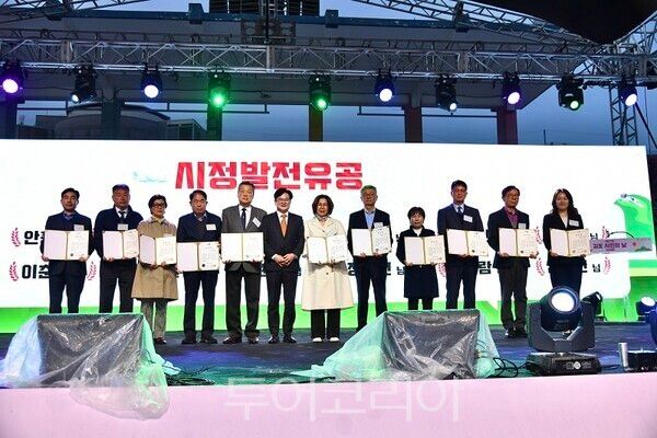 김포시가 19일 종합운동장에서 개최한 ‘제27회 김포시민의 날’ 행사에서 김병수 시장이 유공자에 대한 시상을 진행하고 있다.