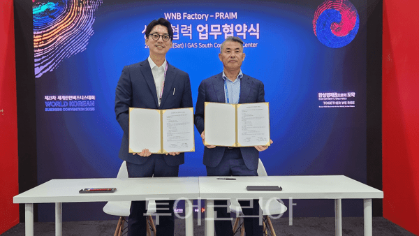 왼쪽 (주)프라임 김성우 연구소장 오른쪽 트로이 표 WNB팩토리 공동대표