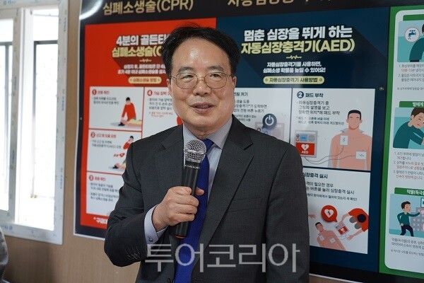 인천대학교 박종태 총장이 지난 21일 한국사학진흥재단과 연계해 착공한‘행복기숙사’ 건립 현장을 방문해 초기 공사 진행 상황을 점검하고 시공 관계자들을 격려하고 있다.