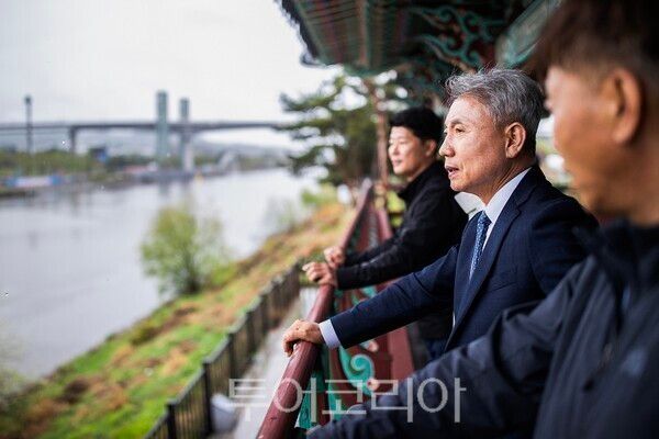 윤환 계양구청장이 22일 수도권 대표 수변 관광지인 계양아라온을 방문한 강원특별자치도의회 의원연구단체 ‘치수연구회’ 의원들에게 수자원 관리 및 치수 관련 시설 견학을 진행하고 있다.