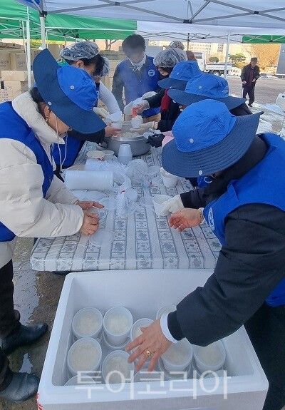 산불 피해 구호 활동에 전념하는 자유총연맹 회원들