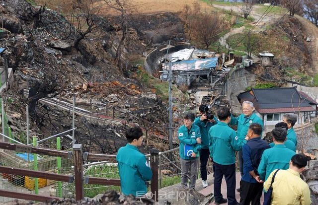 유인촌 문화체육관광부 장관이 23일 산불 피해 지역인 경북 영덕 따개비 마을 찾아 현장을 살펴보고 관계자와 대책을 논의하고 있다./사진-문체부