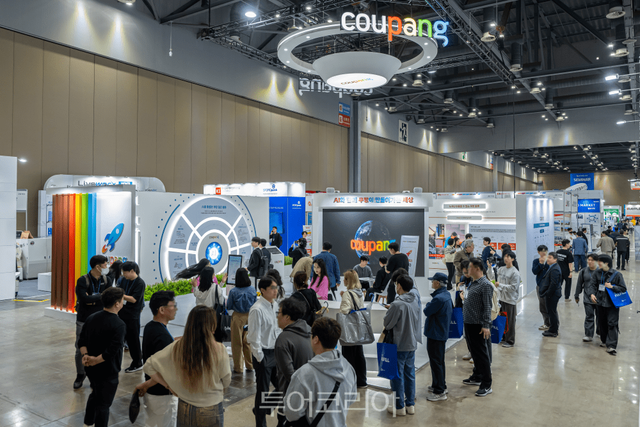 오는 25일까지 일산 킨텍스 제1전시장에서 진행되는 2025 물류산업대전에 참가한 관람객들이 쿠팡 부스를 둘러보고 있다. 물류산업대전 행사장에 설치된 쿠팡 부스에서 한 관람객이 로켓그로스 입점 상담을 받고 있다./사진-쿠팡