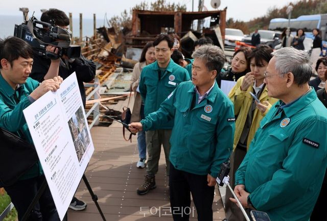 유인촌 문화체육관광부 장관이 23일 산불 피해 지역인 경북 영덕을 찾아 ‘코리아둘레길’의 동해 구간인 해파랑길 21코스에서 산불 피해 현황 브리핑을 듣고 있다./사진-문체부