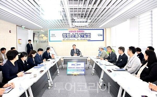 김경일 시장(가운데)이 직원들과 청렴소통을 나누고 있다/투어코리아뉴스 정명달 기자