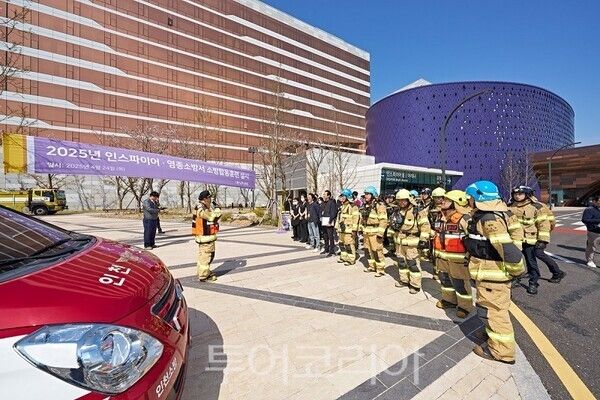 훈련을 성공적으로 마친 뒤 인스파이어 임직원과 영종소방서 대원들이 현장 강평을 진행하고 있다.