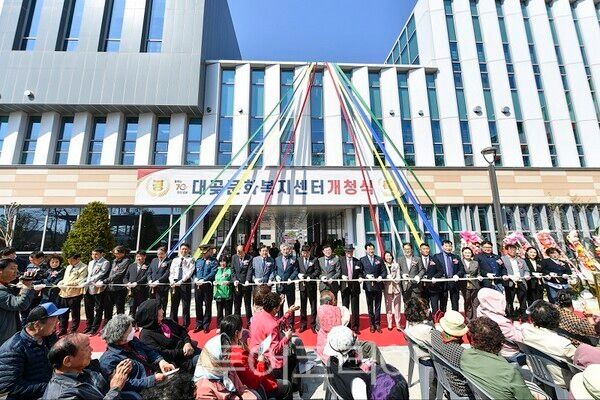 지난 25일 김포 최초의 복합문화청사인 대곶문화복지센터가 개청식을 개최하고 있다.