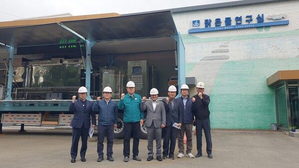 지난 23일 경주시 생활하수과를 방문한 경주시의회 2024 회계연도 결산검사위원단 일행이 맑은물연구실 앞에서 기념촬영을 하고 있다./사진-경주시