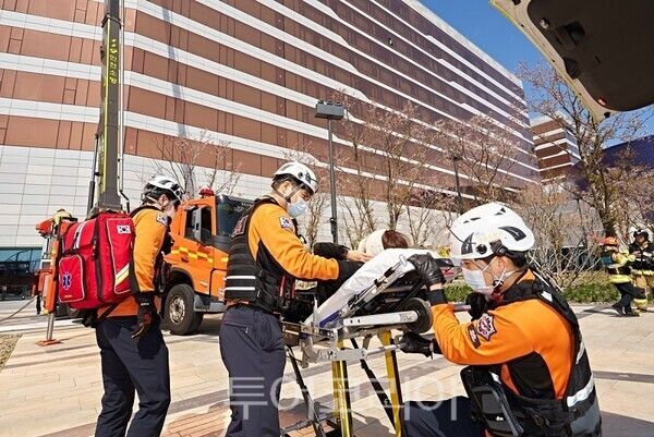 인스파이어가 지난 24일 화재상황에 대비하기 위해 영종소방서와 대규모 합동 소방훈련을 실시하고 있다.