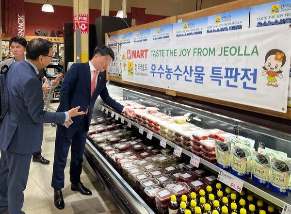 미국 조지아주 H마트 판촉전 매장을 둘러보고 있는 박창환 전남도 정무부지사./사진-전남도