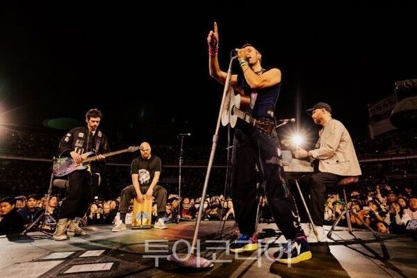 콘서트 중인 COLDPLAY/투어코리아뉴스 정명달 기자 (사진제공=라이브네이션코리아 )