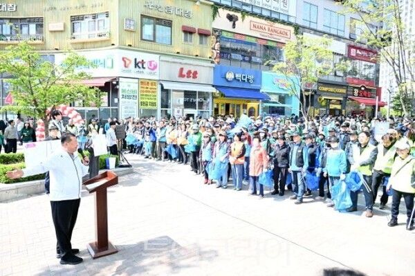 ‘깨끗한 거리를 위한 국토대청소 실시(왼쪽 김경일 시장)/투어코리아뉴스 정명달 기자