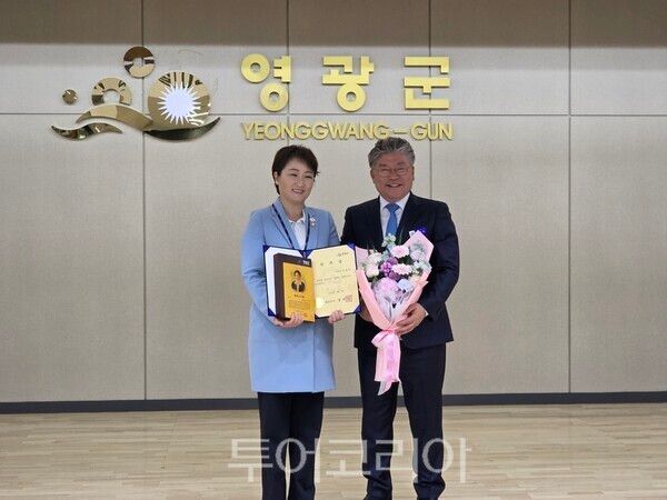 영광군은 지난 1일 군청 3층 대회의실에서 이언주 더불어민주당 최고위원을 명예군민으로 위촉했다. /사진-박성환 기자